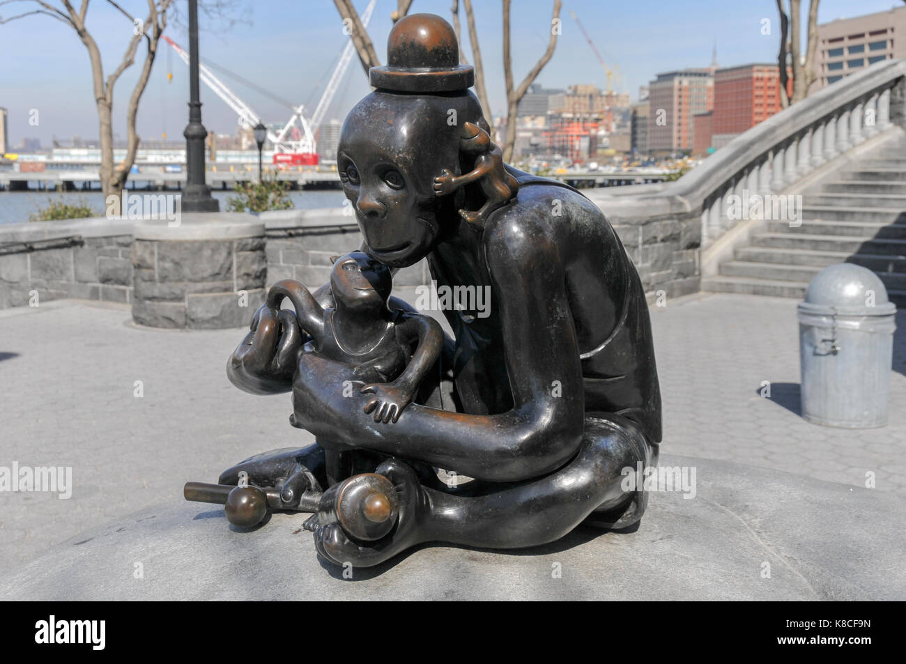 New York City - 6 marzo 2008: sculture in bronzo a permanente di arte pubblica il mondo reale creato da scultore americano Tom otterness situato in rock Foto Stock