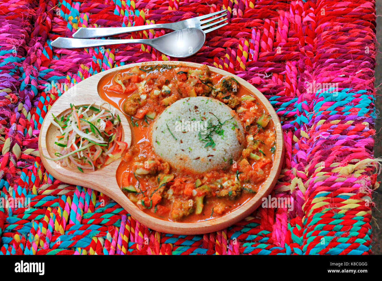 Erborinati millet servita con verdure con un pizzico di sud indiane sapore mantenuta su un sfondo colorato Foto Stock