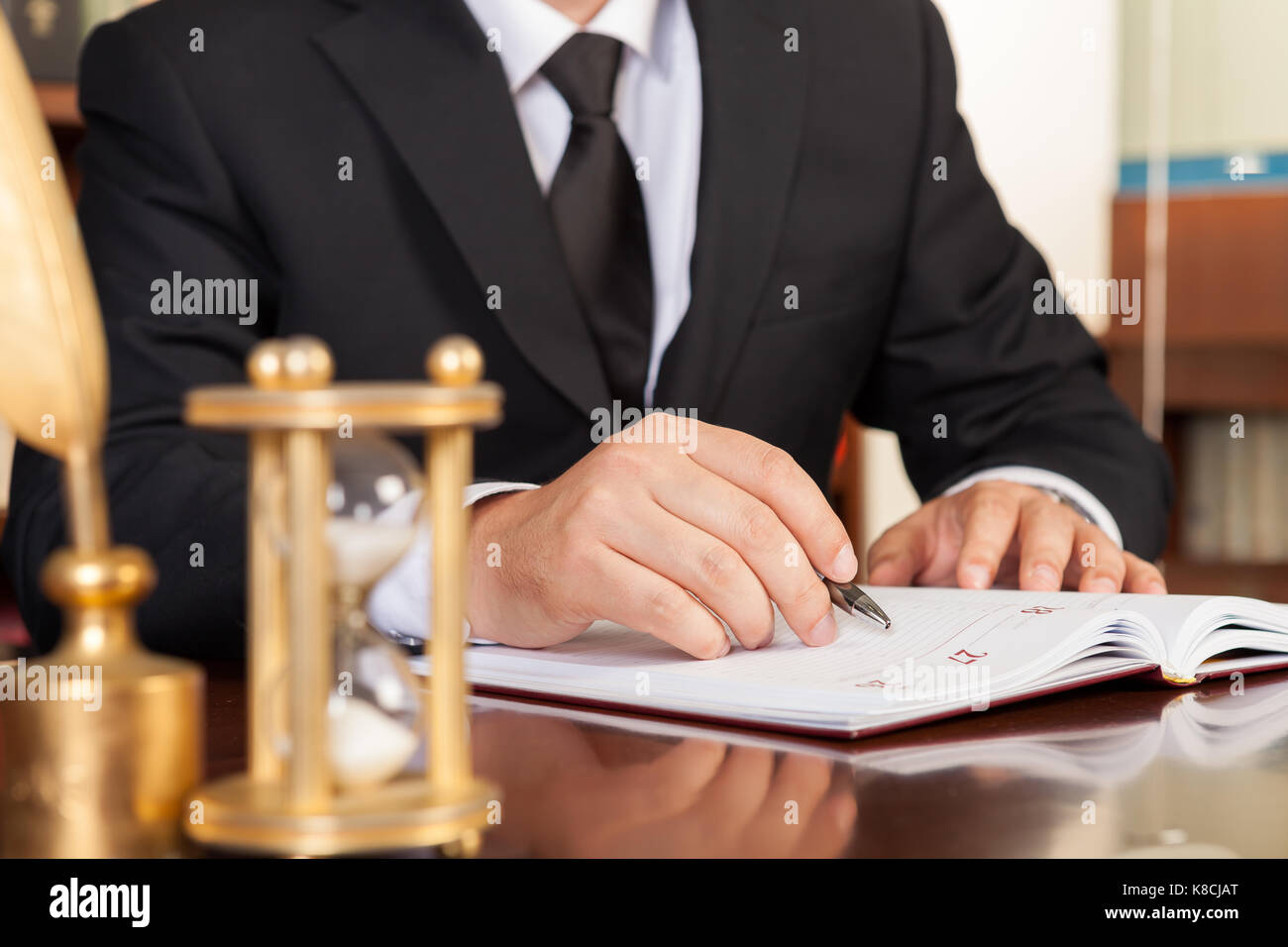 Imprenditore controllando il diario Foto Stock