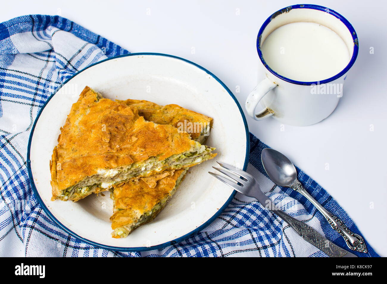 Triangolo casalinga fetta di torta con formaggio e spinaci Foto Stock