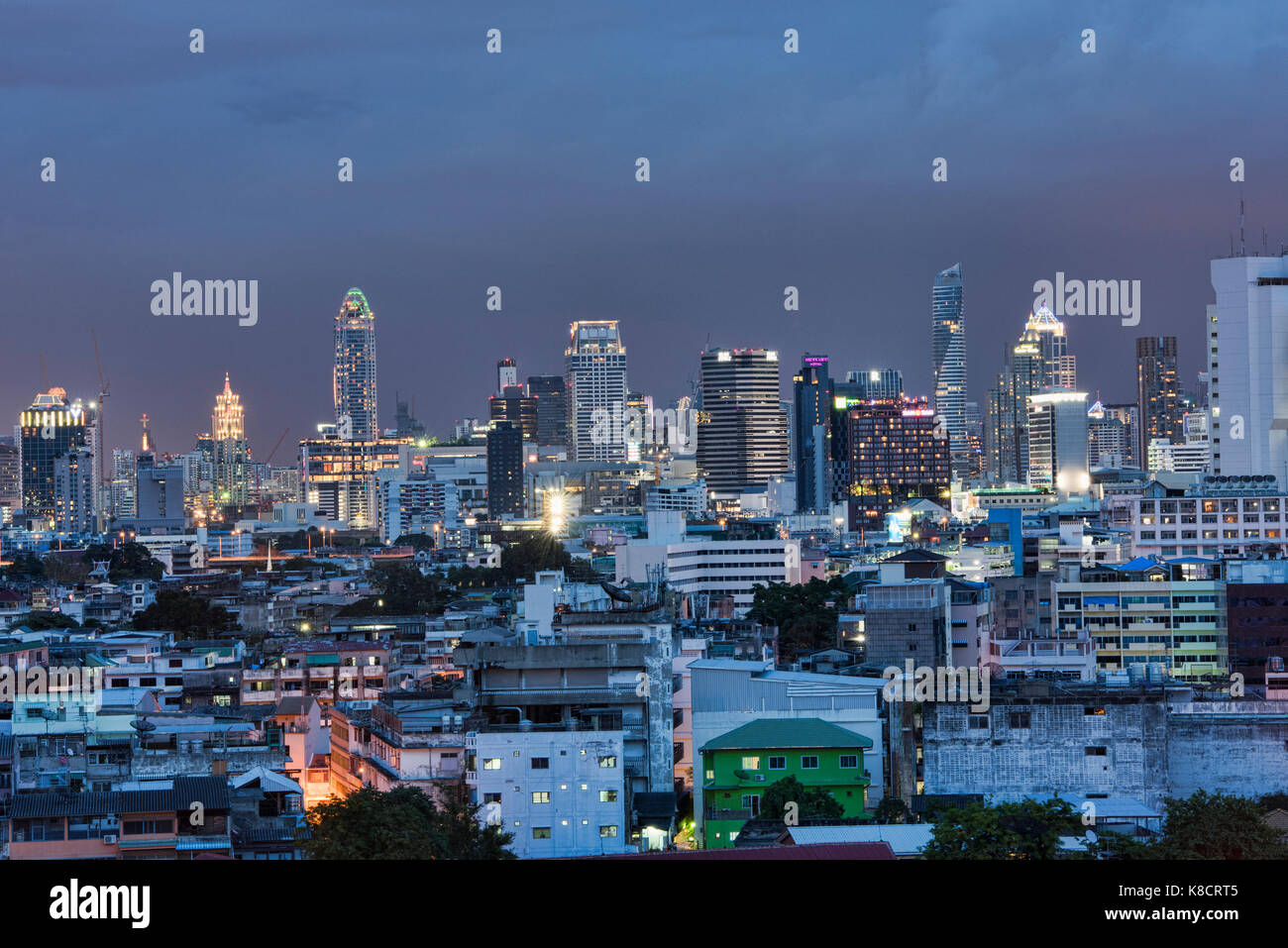 La skyline di Bangkok al crepuscolo Foto Stock