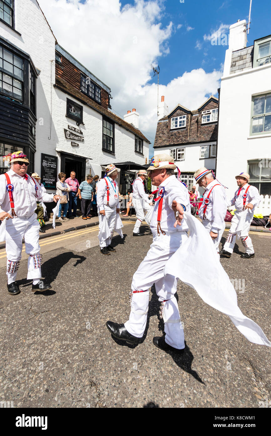 Hartley Morris ballerini in camicia bianca e pantaloni rossi e bretelle di  cappelli di paglia, ballare sventolando hankies bianco al di fuori del  vecchio negozio di curiosità a Broadstairs Foto stock -