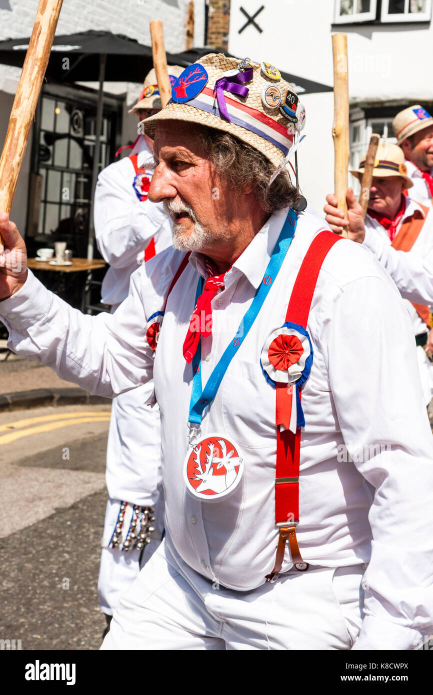 Inglese tradizionale con Hartley Morris ballerini in una camicia bianca e pantaloni  con bretelle rosso e cappelli di paglia, tenendo pali di legno. Sunshine,  diurno Foto stock - Alamy