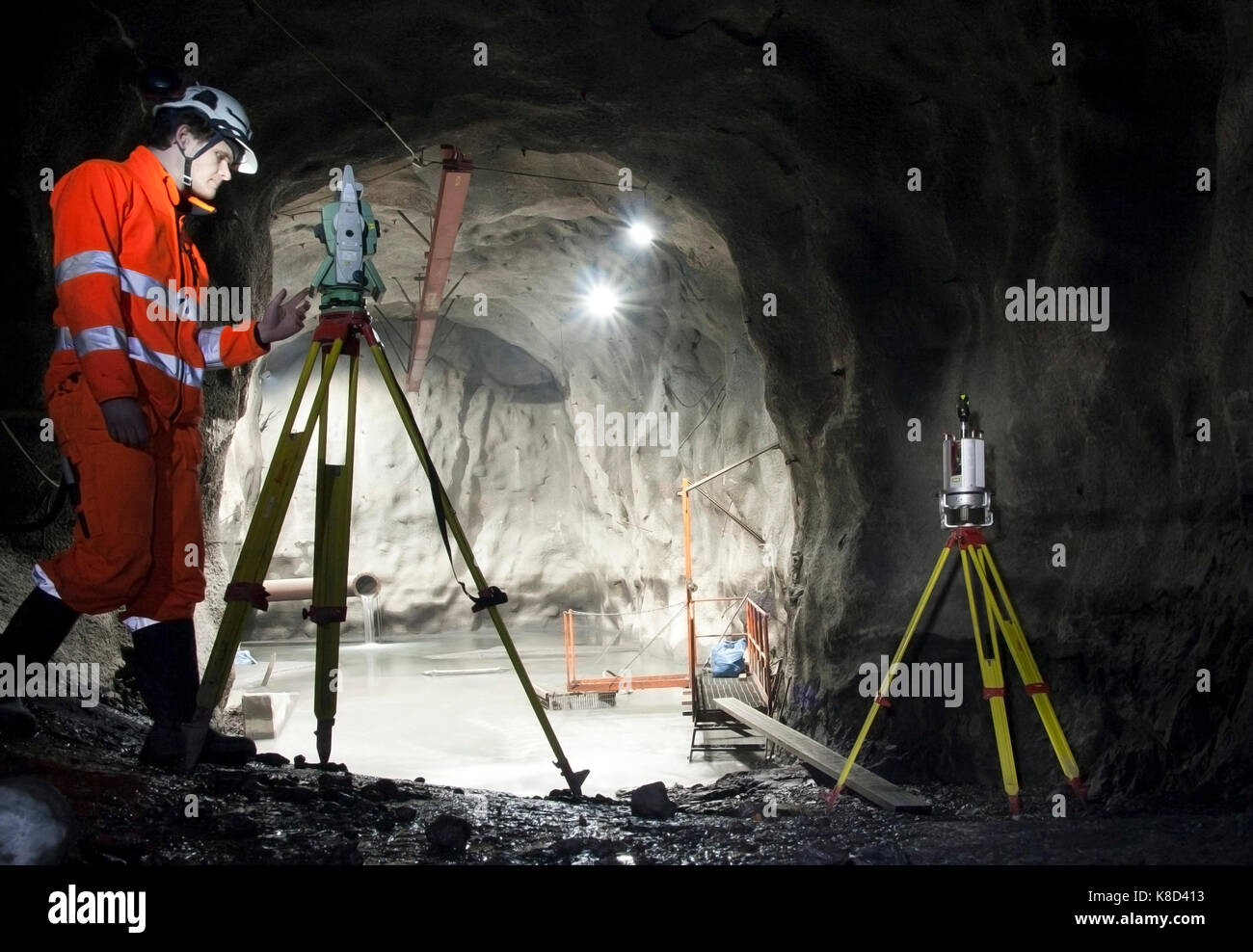 La Svezia, Kiruna miniera di ferro - 26 febbraio 2012: un agrimensore durante il suo lavoro con rilievi e la scansione utilizzando teodolite o stazione totale. Foto Stock