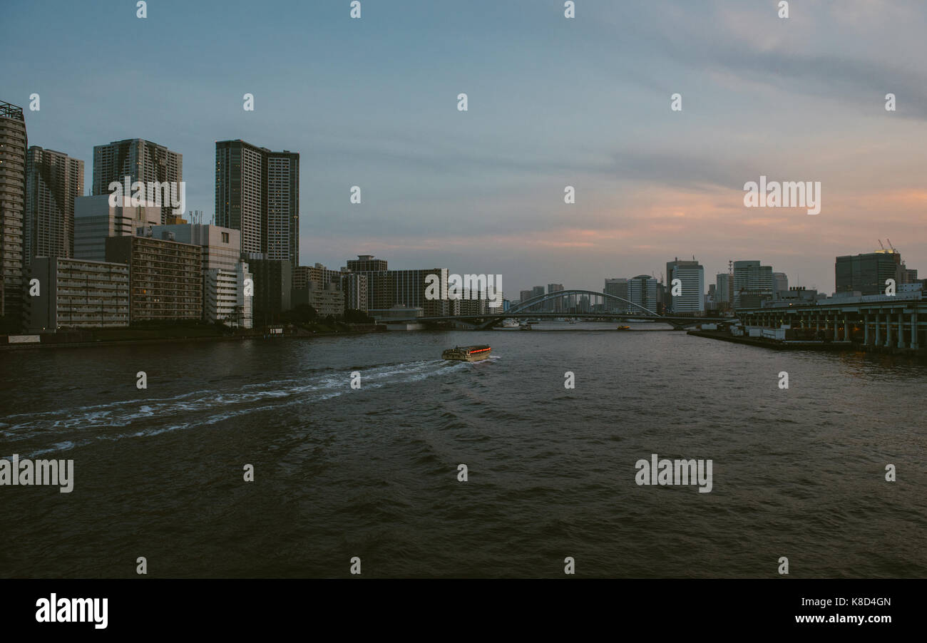 Sumida River, preso dal Kachidoki Bridge al tramonto a Tokyo in Giappone Foto Stock