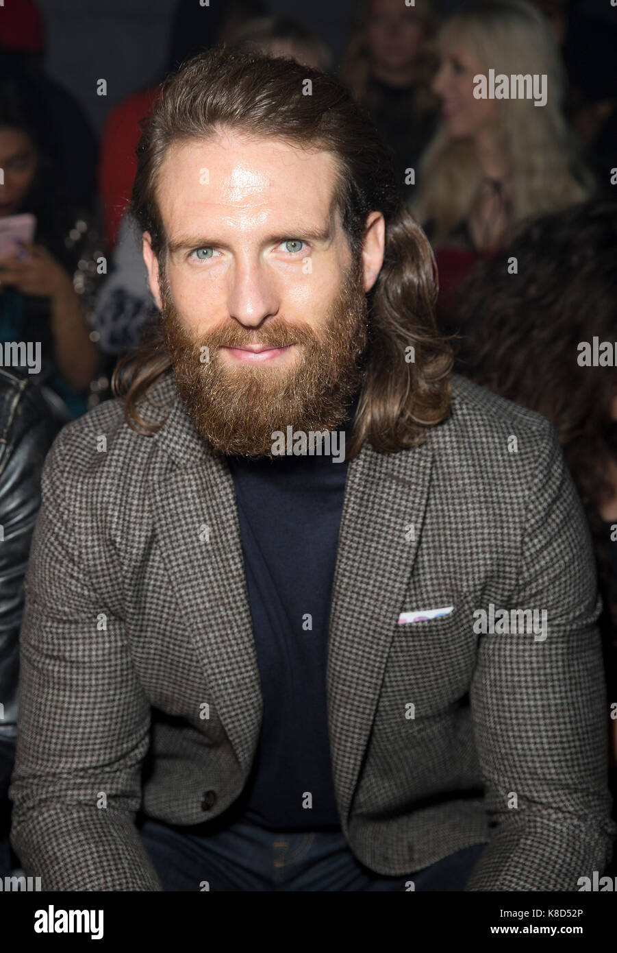 Craig mcginlay sulla bancata anteriore durante la Julien Macdonald london fashion week ss18 show tenutosi al n. 1 invicta plaza, london Foto Stock