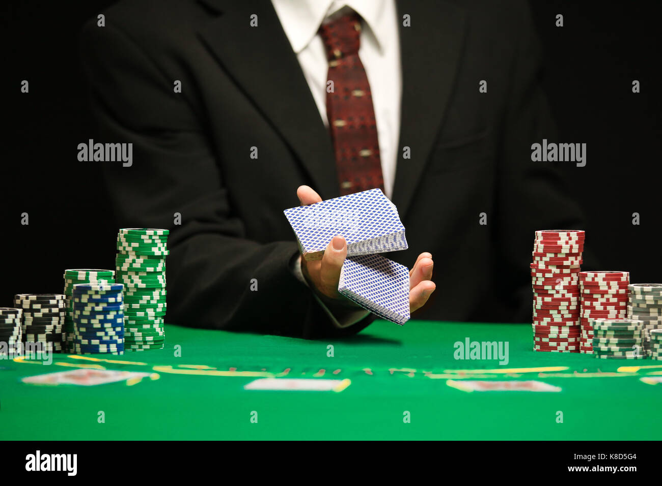 Blackjack o gioco del poker, casino lavoratore shuffling cards Foto Stock