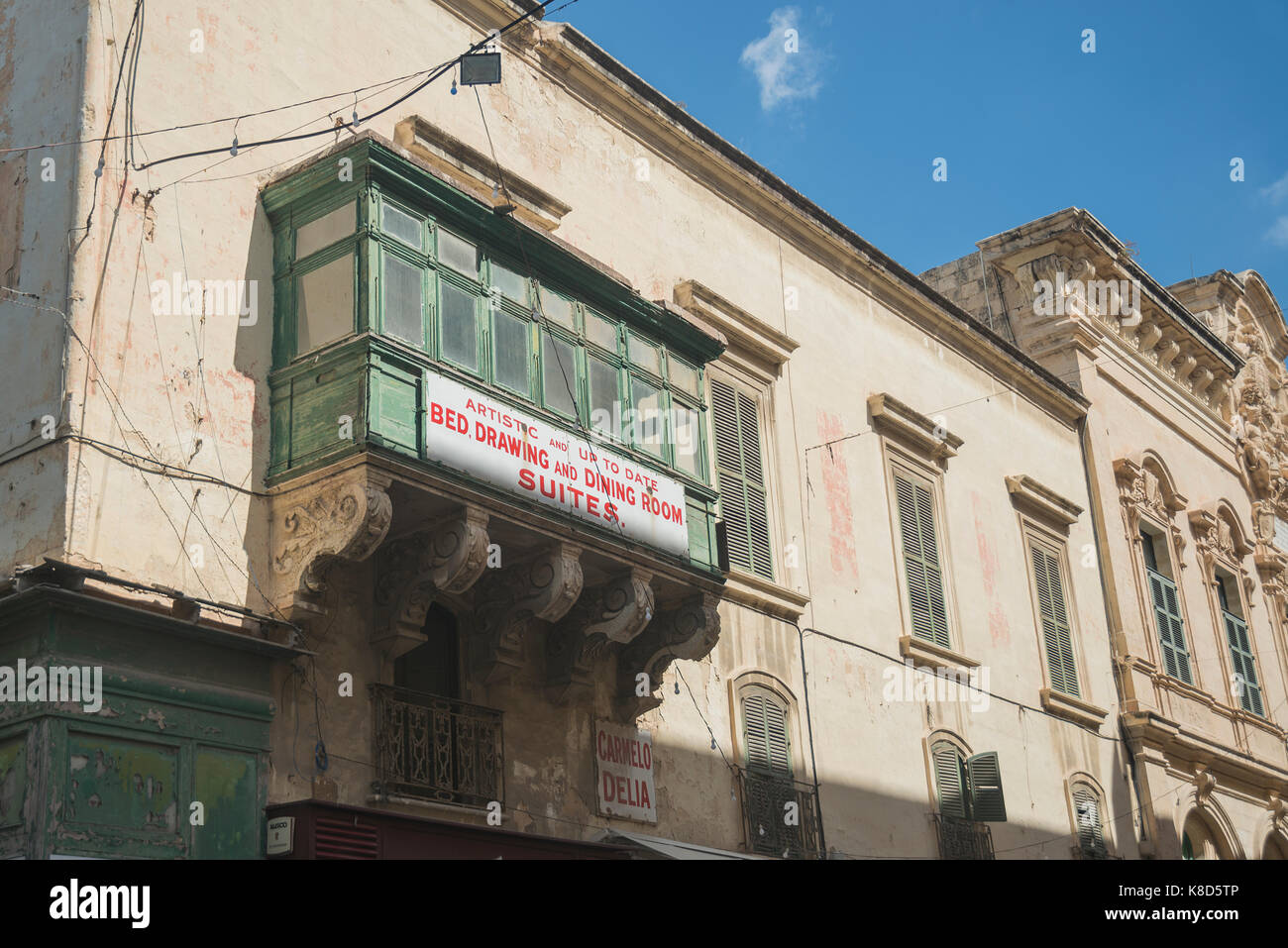 Balcone a La Valletta in Malta con mobili annuncio Foto Stock