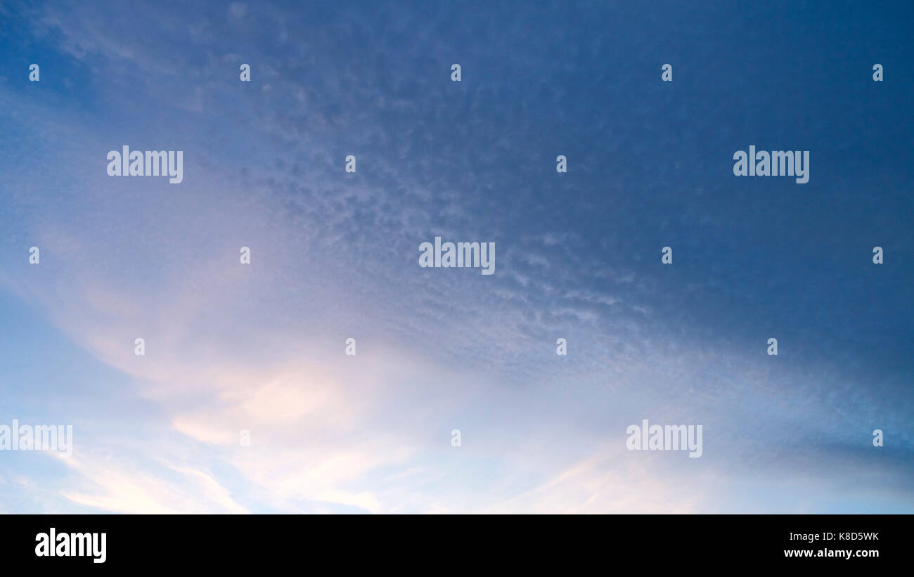 Come l'assalto allontanata, blue sky ha cominciato a tornare. Foto Stock