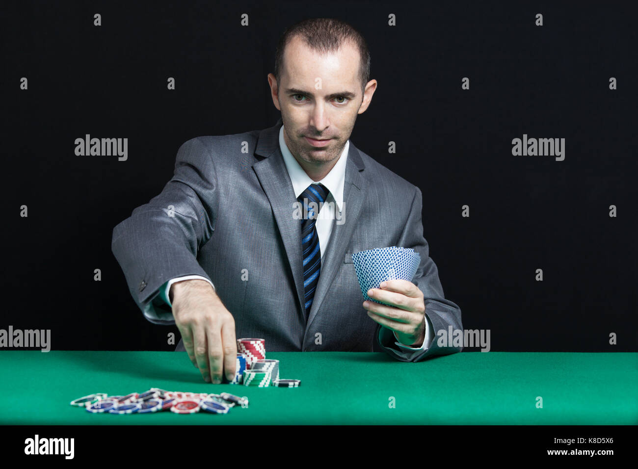 Blackjack o gioco del poker, casino lavoratore shuffling cards Foto Stock