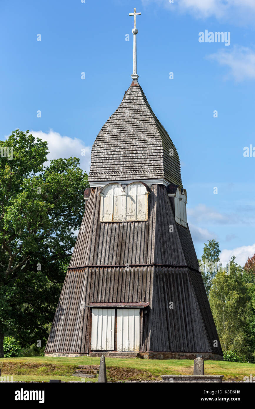 Sillhovda, Svezia - 28 agosto 2017: ambientale documentario del legno di torre campanaria nel villaggio. qui viste attraverso il cimitero. Foto Stock