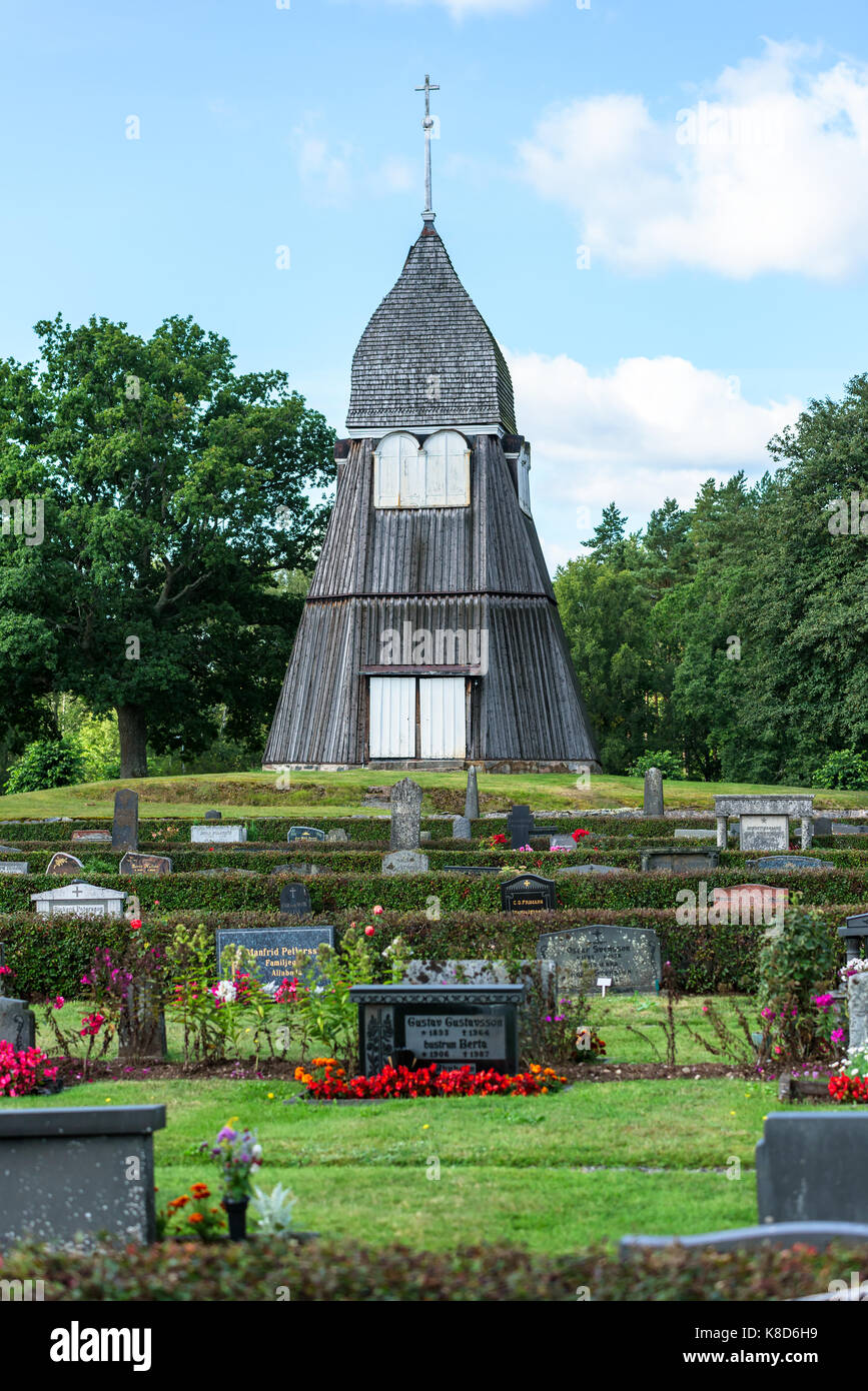 Sillhovda, Svezia - 28 agosto 2017: ambientale documentario del legno di torre campanaria nel villaggio. qui viste attraverso il cimitero. Foto Stock