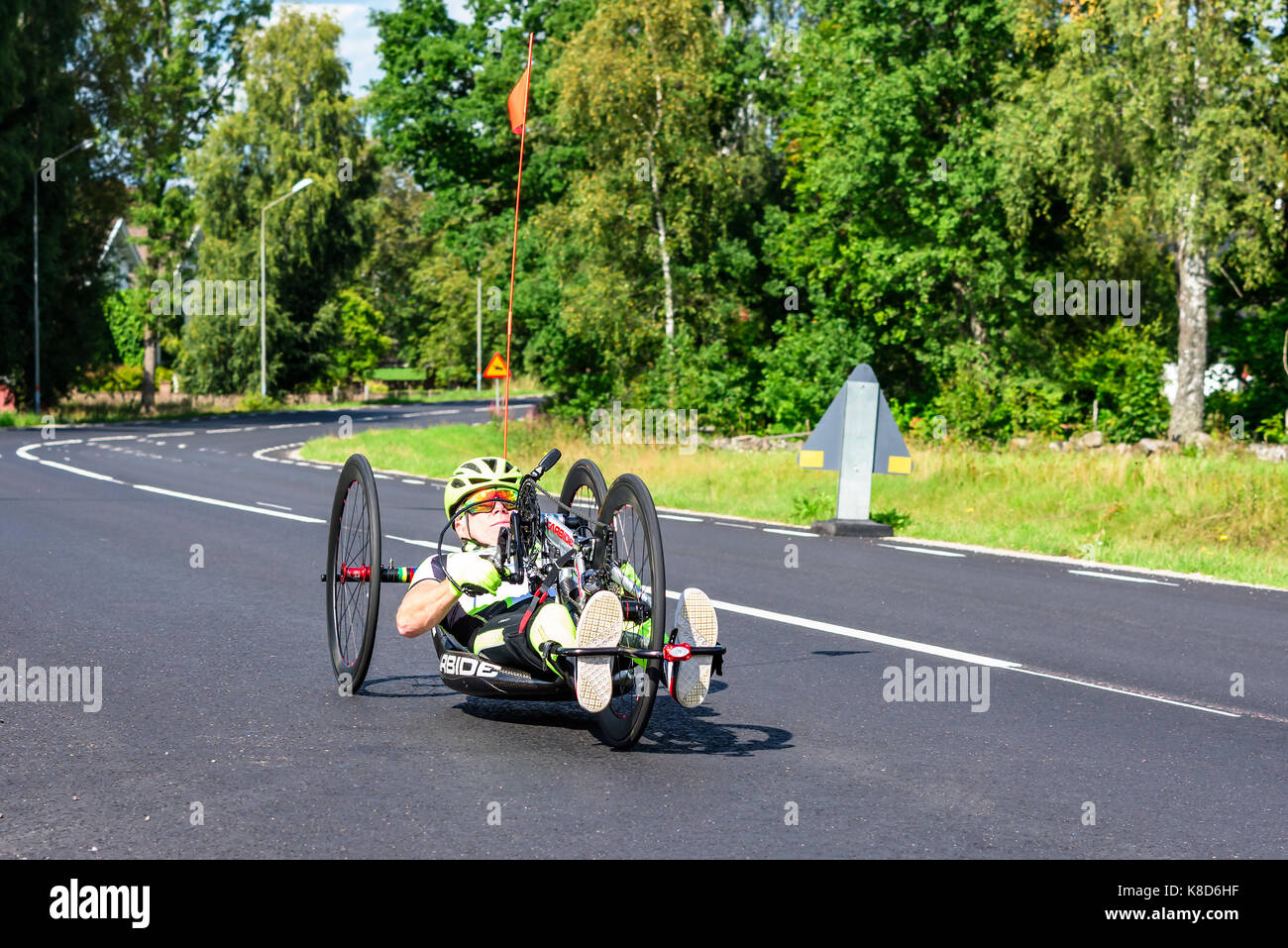 Emmaboda, Svezia - 28 agosto 2017: vita reale documentario di persona sconosciuta la formazione su una mano distesa powered racing triciclo sulla pubblica via. Foto Stock