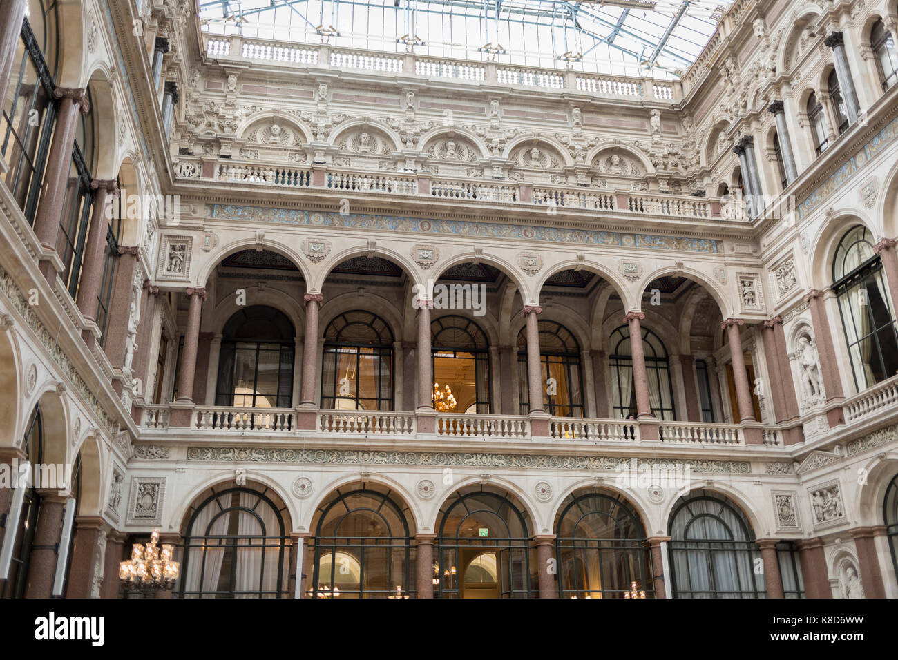 L'architettura dell'oggetto Durbar corte, all'interno del Foreign and Commonwealth Office (FCO) e parte dell'ex India Office, il 17 settembre 2017, in Whitehall, Londra, Inghilterra. Il principale ufficio estero edificio è in King Charles Street, e fu costruita da George Gilbert Scott in partenariato con Matthew Digby Wyatt e completato nel 1868 come parte del nuovo blocco di uffici governativi che comprendeva l'India Office e successivamente (1875) coloniale e uffici domestici. George Gilbert Scott è stato responsabile per la generale il design classico di questi uffici ma aveva una composizione amichevole della partnership con Foto Stock