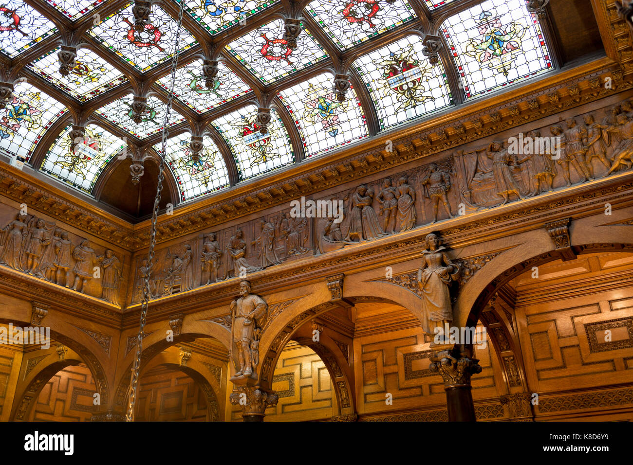 La scala di 2 Temple Place, il 17 settembre 2017, a Londra, in Inghilterra. La scala principale si alza dalla scalinata Hall per la Galleria al primo piano. La scala ha sette le sculture in legno di mogano da Thomas Nicholls sulla newel post che rappresenta i caratteri di Alexandre Dumas i tre moschettieri. Come un esempio di tardo edificio vittoriano è stato costruito per William Waldorf Astor principalmente come il suo ufficio statale da uno dei principali neo-gotica architetti del tardo diciannovesimo secolo, John Loughborough Pearson. Astor era emigrato in Inghilterra nel 1891 come discutibilmente, il più ricco Foto Stock