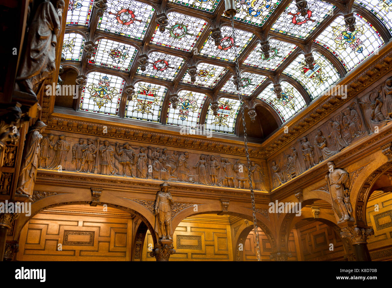 La scala di 2 Temple Place, il 17 settembre 2017, a Londra, in Inghilterra. La scala principale si alza dalla scalinata Hall per la Galleria al primo piano. La scala ha sette le sculture in legno di mogano da Thomas Nicholls sulla newel post che rappresenta i caratteri di Alexandre Dumas i tre moschettieri. Come un esempio di tardo edificio vittoriano è stato costruito per William Waldorf Astor principalmente come il suo ufficio statale da uno dei principali neo-gotica architetti del tardo diciannovesimo secolo, John Loughborough Pearson. Astor era emigrato in Inghilterra nel 1891 come discutibilmente, il più ricco Foto Stock