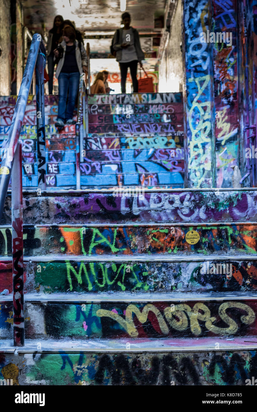 Graffiti sulle scale Foto stock - Alamy
