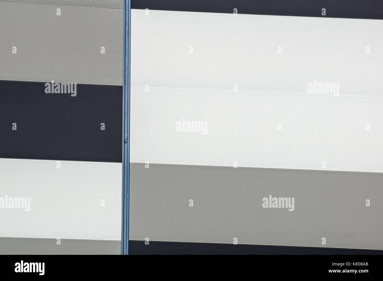 Facciata moderna di pannelli compositi, vista dall'esterno. abstract architettura sullo sfondo Foto Stock