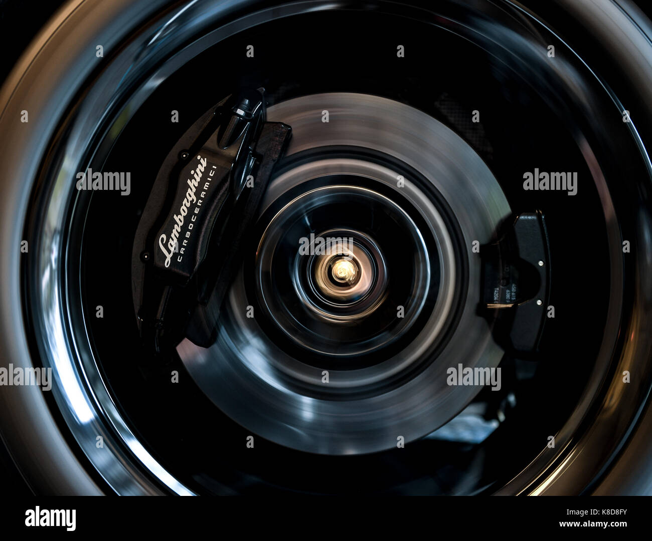 Chiudere i dettagli di una Lamborghini gira alla velocità con carbonio freni in ceramica Foto Stock