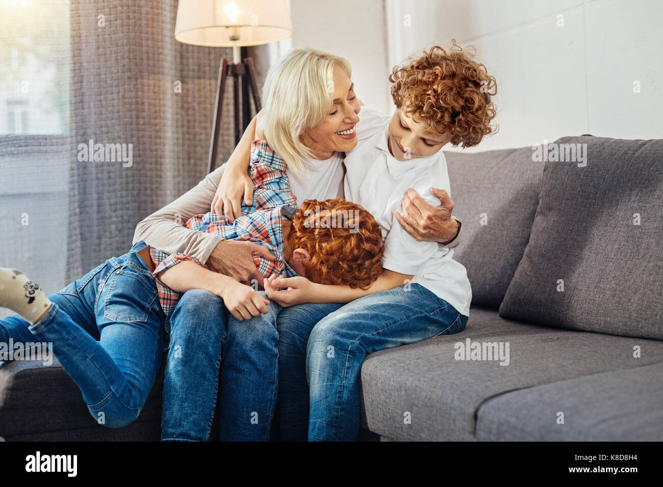 Attenzione la nonna a giocare con i bambini a casa Foto Stock