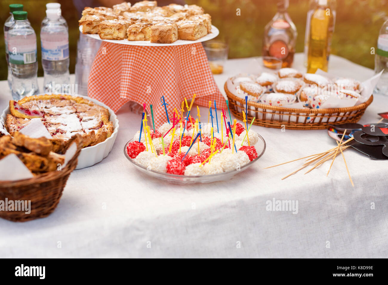 Dolci, biscotti e dolci fatti in casa torta alle fragole tart. torta dolce di pasta cotta al forno alimentare con polvere di zucchero e frutta in una cesta. Foto Stock