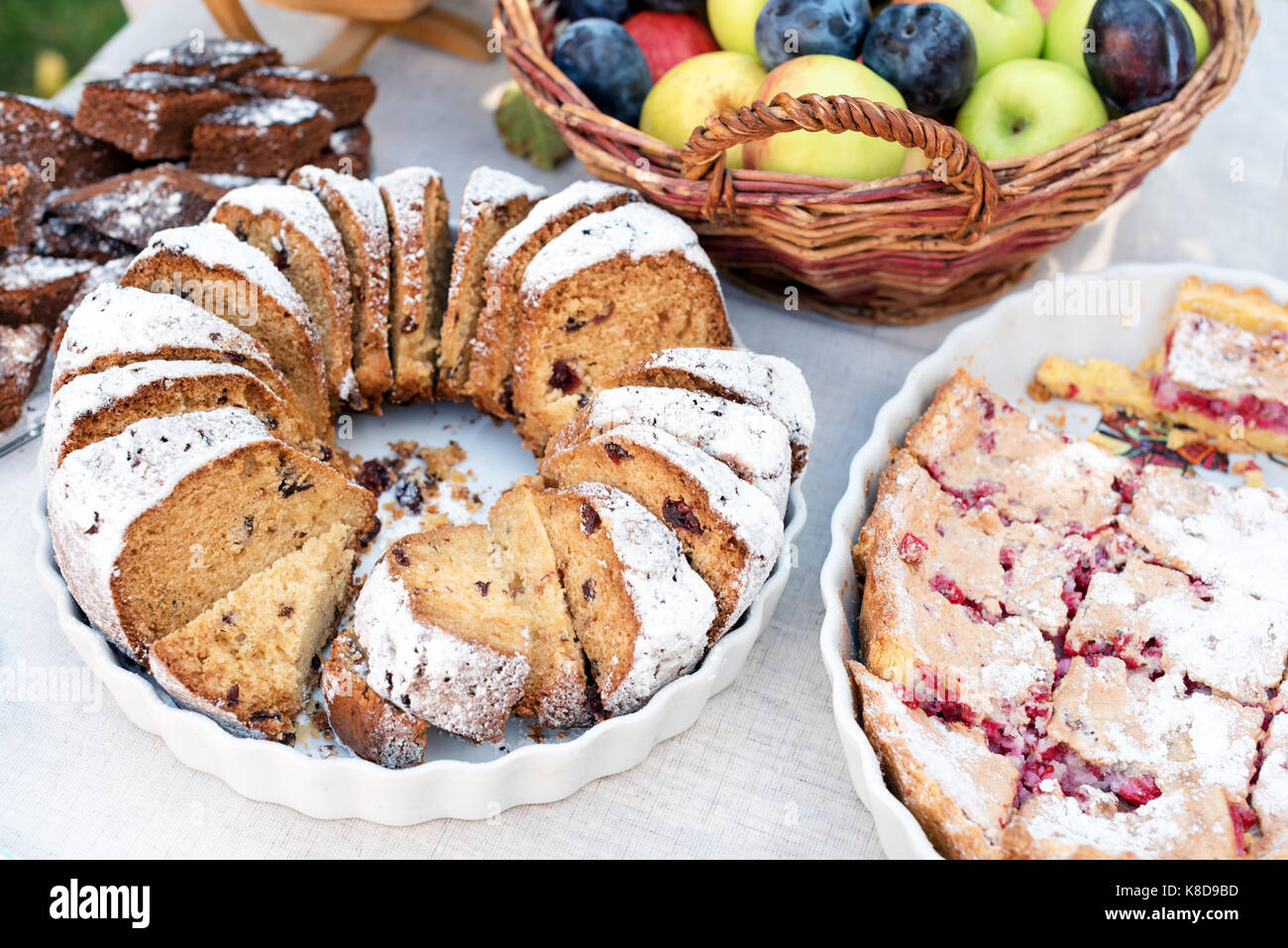 Dolci, biscotti e dolci fatti in casa torta alle fragole tart. torta dolce di pasta cotta al forno alimentare con polvere di zucchero e frutta in una cesta. Foto Stock