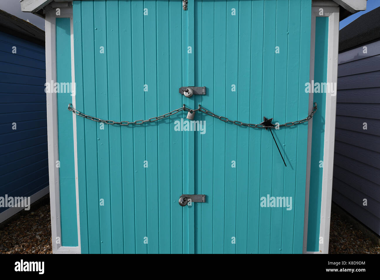 Lucchetti e serrature di sicurezza della catena su capannone e cabine sulla spiaggia, Foto Stock