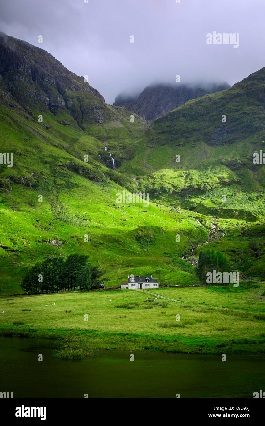 Country home sotto le montagne di Glencoe, altopiani, Scozia Foto Stock