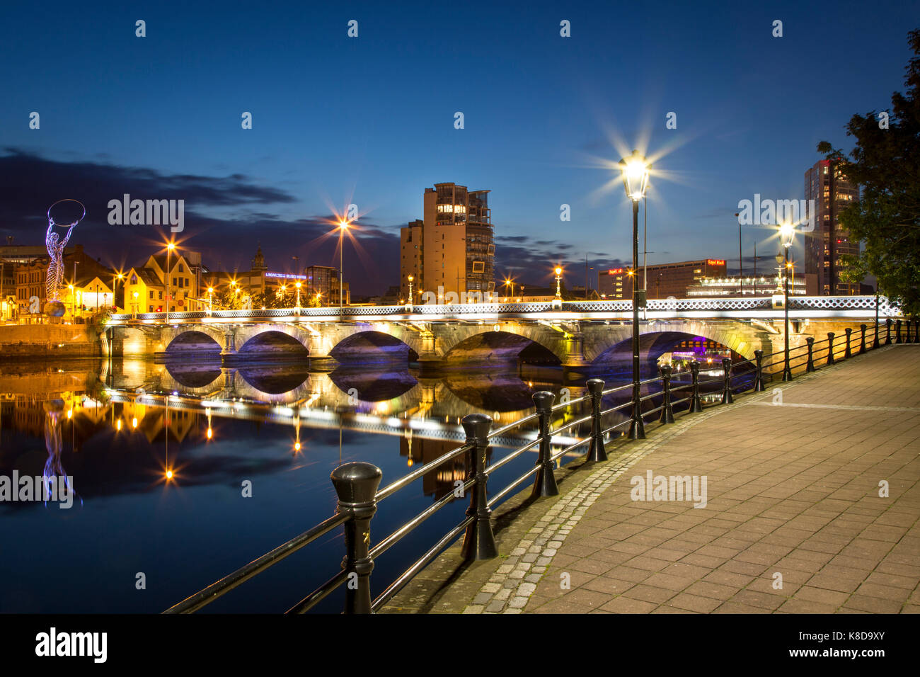 Faro di statua della speranza, Lagan Bridge e la città di Belfast, Contea di Antrim, Irlanda del Nord, Regno Unito Foto Stock