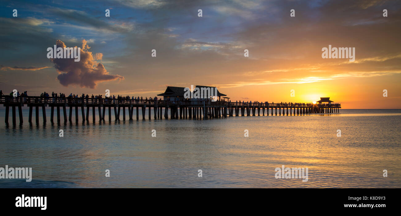 Colorato tramonto oltre il Molo di Napoli e il Golfo del Messico, Naples, Florida, Stati Uniti d'America Foto Stock