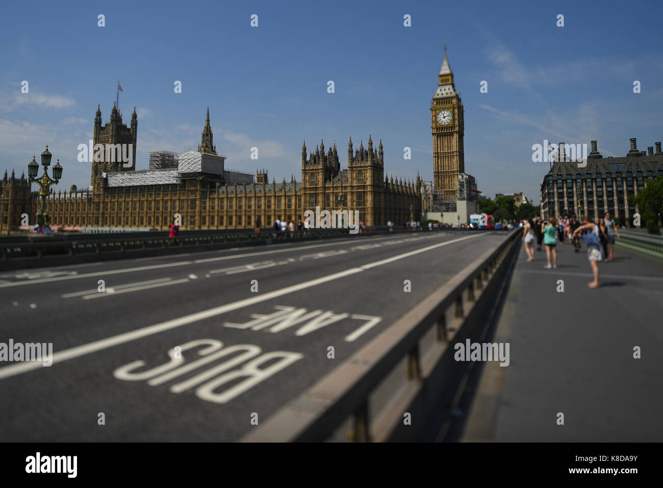 Anti Terroisim barriera installati su Westminister Bridge per proteggere pedoni per raggiungere a piedi la sede del Parlamento e il Big Ben e la torre di Elizabeth Foto Stock