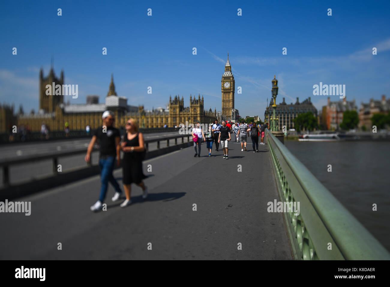 Anti Terroisim barriera installati su Westminister Bridge per proteggere pedoni per raggiungere a piedi la sede del Parlamento e il Big Ben e la torre di Elizabeth Foto Stock