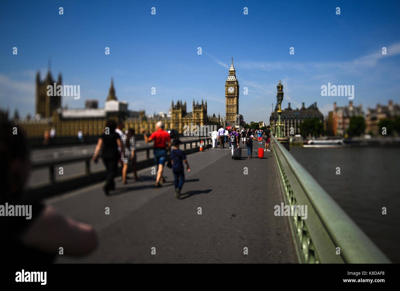 Anti Terroisim barriera installati su Westminister Bridge per proteggere pedoni per raggiungere a piedi la sede del Parlamento e il Big Ben e la torre di Elizabeth Foto Stock