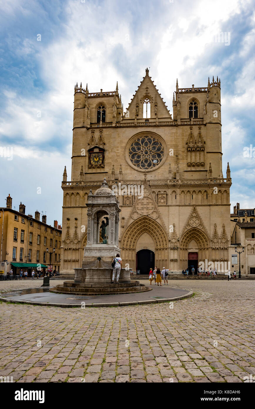 Cattedrale Saint Jean Baptiste de Lyon e la sua fontana in Place Saint-Jean, una storica chiesa cattolica romana a Lione, Francia, vista verticale Foto Stock