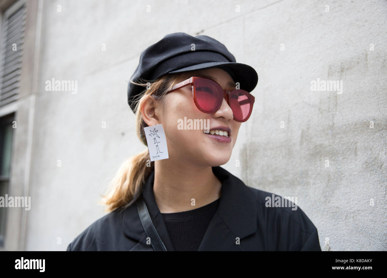 Studente di moda adaw nella foto al di fuori del bfc visualizza lo spazio durante la London Fashion Week ss18. press association. picture Data: martedì 19 settembre, 2017. Foto di credito dovrebbe leggere: isabel infantes/pa filo Foto Stock