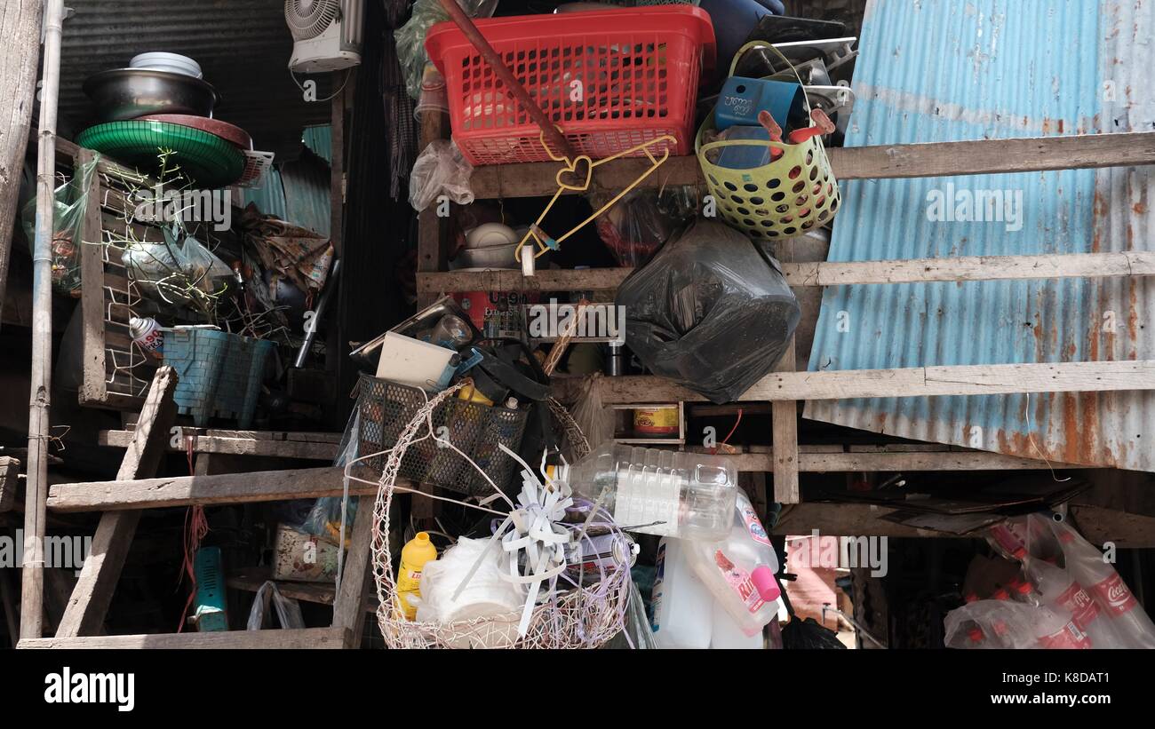 Raccolta di spazzatura Shed Phnom Penh Cambogia Monivong Bridge Bassac River Slum Area Foto Stock