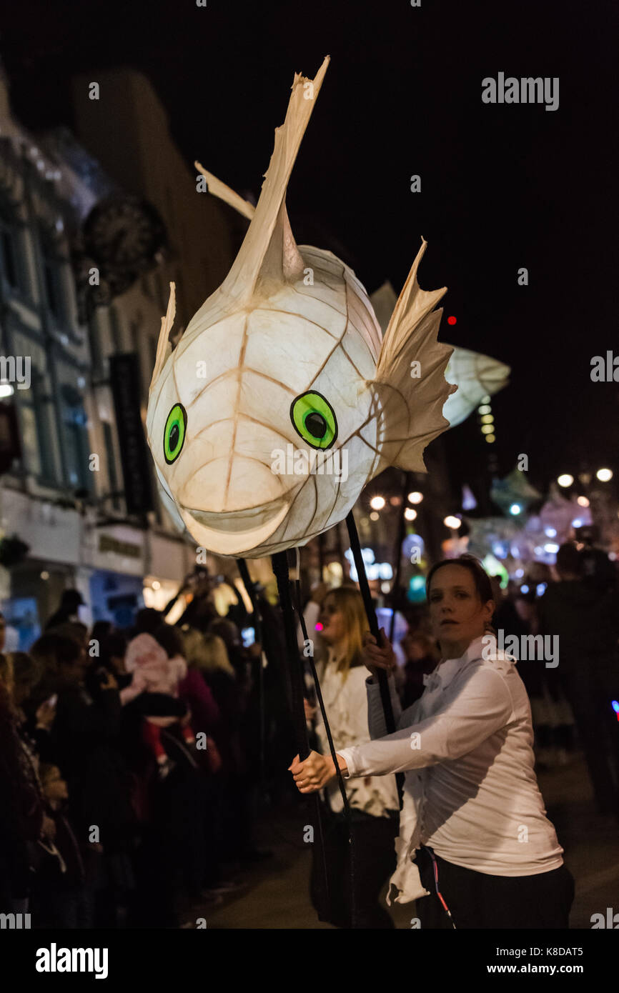 Leeds notte di luce 2016, lanterne artigianali sfilavano intorno a Leeds City Centre. un fantastico display di abilità da burattinai ed artistica artigianale di team. Foto Stock