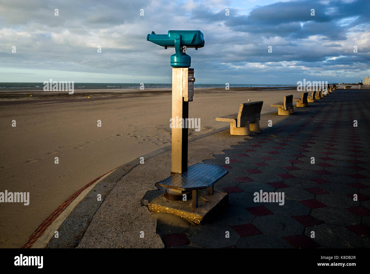 Binocolo con cannocchiale pubblico sul mare che si affaccia sull'Atlantic Dunkirk Malo Les Bains spiaggia Foto Stock