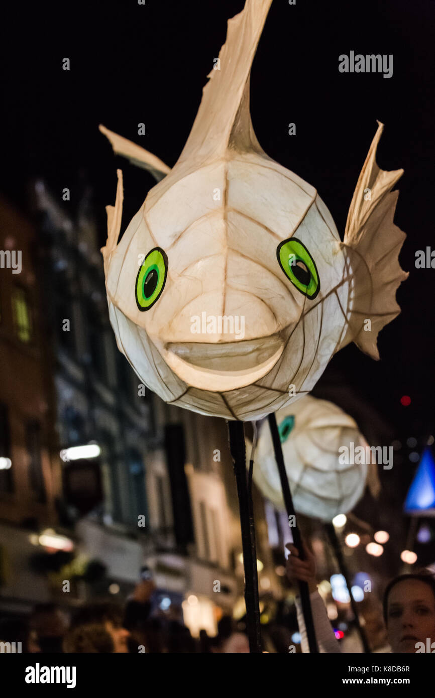 Leeds notte di luce 2016, lanterne artigianali sfilavano intorno a Leeds City Centre. un fantastico display di abilità da burattinai ed artistica artigianale di team. Foto Stock