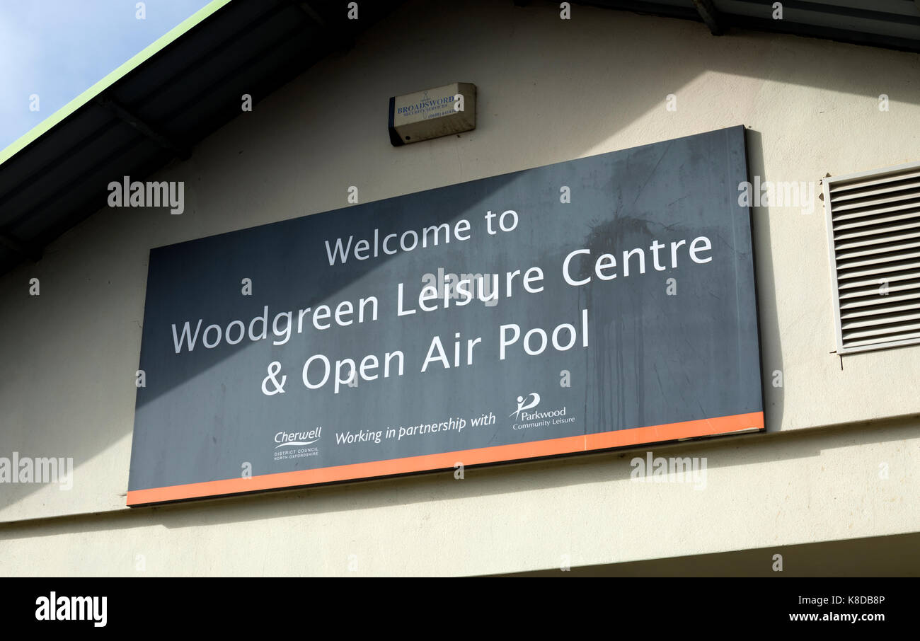 Woodgreen centro per lo svago e la piscina all'aperto segno, Banbury, Oxfordshire, England, Regno Unito Foto Stock