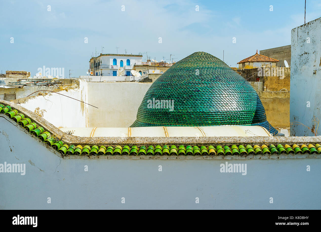 La cupola verde di dar lasram mansion e i tetti della medina di Tunisi sullo sfondo, Tunisia. Foto Stock