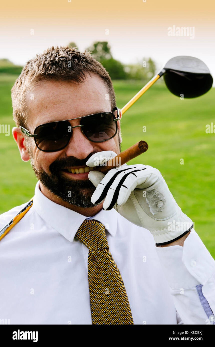Ritratto di sorridere golfista con sigaro con autista Foto Stock