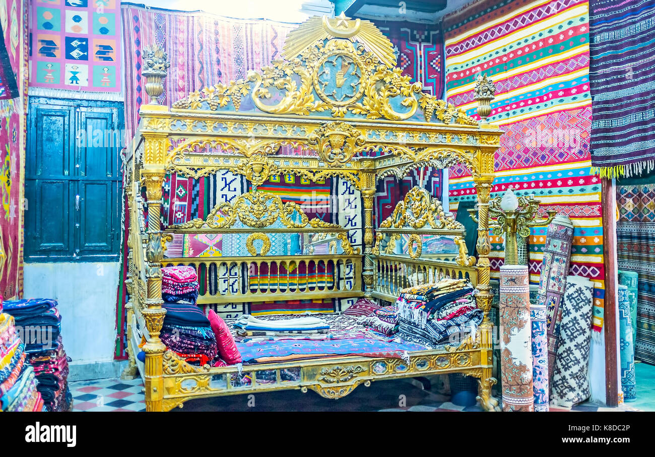 Tunisi, Tunisia - agosto 30, 2015: la old rug store nella medina case in palazzo storico con medievale conservata in letto matrimoniale con baldacchino, che serve come il showc Foto Stock