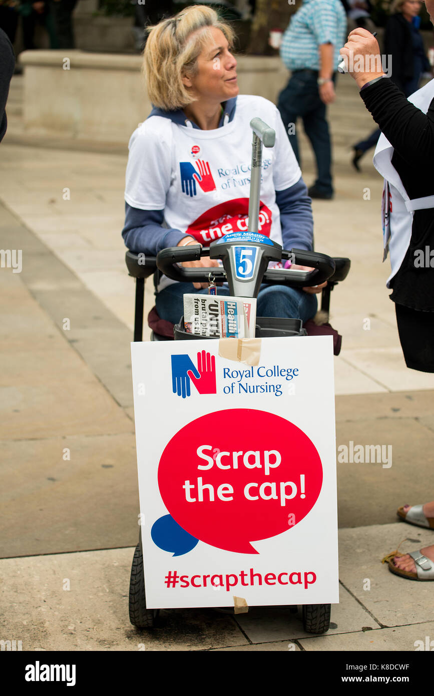 I rottami il cappuccio protesta - migliaia di infermieri si riuniranno presso la piazza del Parlamento a Londra, alla campagna contro il governo il 1% le retribuzioni del settore pubblico cap. Foto Stock