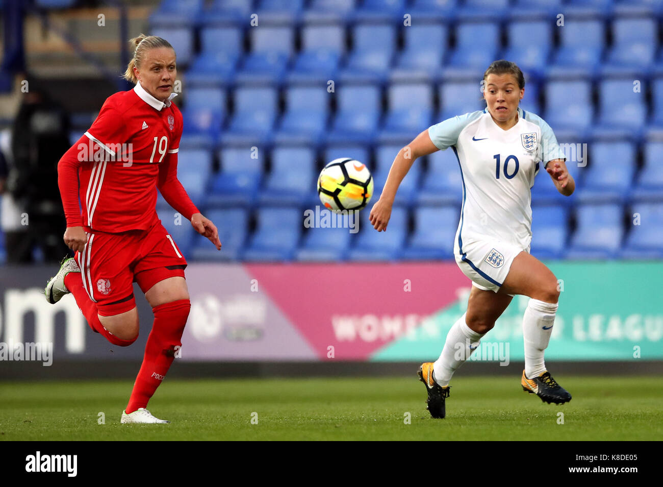 In Russia la ksenia tsybutovich (sinistra) e l'Inghilterra del fran kirby battaglia per la sfera durante il FIFA 2019 Coppa del Mondo donne match di qualificazione a prenton park, birkenhead. Foto Stock