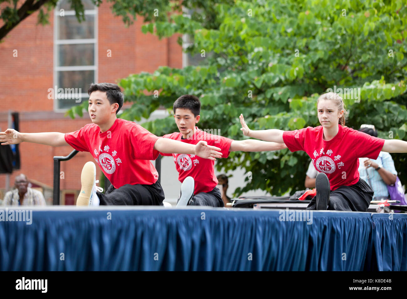 Noi Accademia di Wushu gli studenti di eseguire un maestro di kung fu in un evento pubblico - Washington DC, Stati Uniti d'America Foto Stock