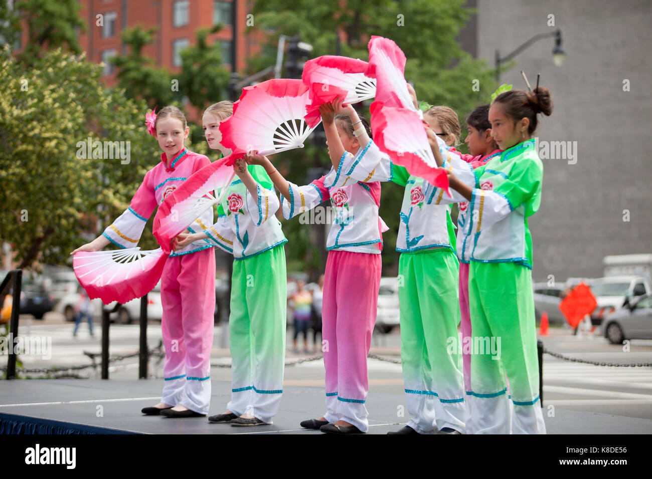 Preteen caucasica ragazze eseguire Cinese danza della ventola sul palcoscenico di un evento culturale - Chinatown, Washington DC, Stati Uniti d'America Foto Stock