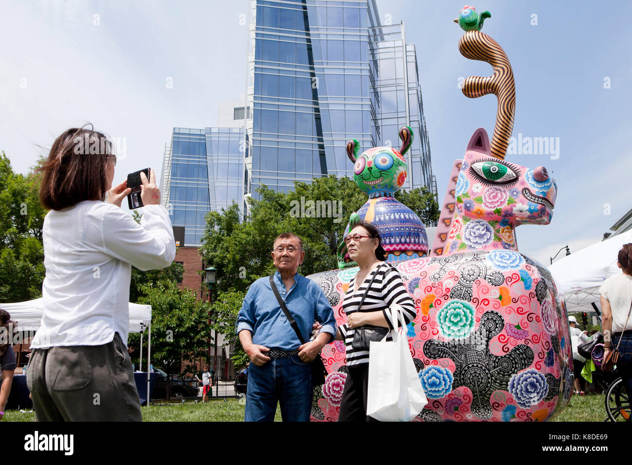 Anziana coppia asiatica che posano per una foto a Chinatown Park - Washington DC, Stati Uniti d'America Foto Stock