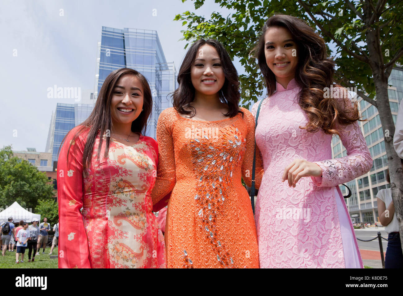 Giovani donne asiatiche che posano per una foto a Chinatown Park - Washington DC, Stati Uniti d'America Foto Stock