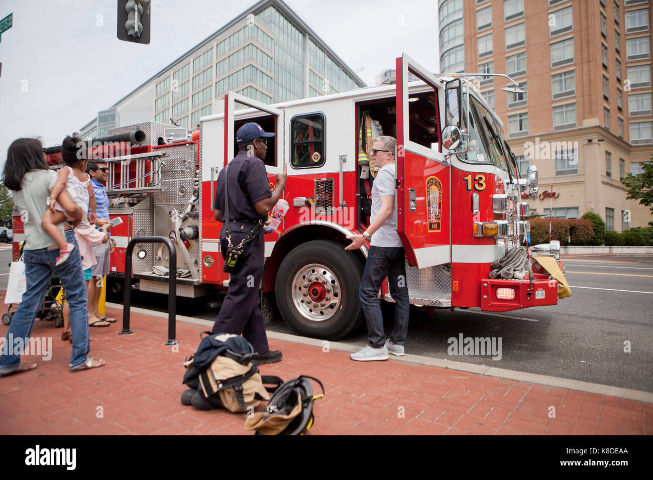Vigile del fuoco che mostra pubblici antincendio carrello motore - Washington DC, Stati Uniti d'America Foto Stock